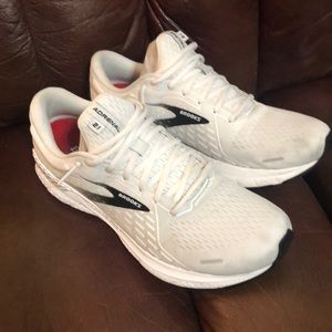 Mens size 10.5 Brooks adrenaline 21 running shoes White with black accents